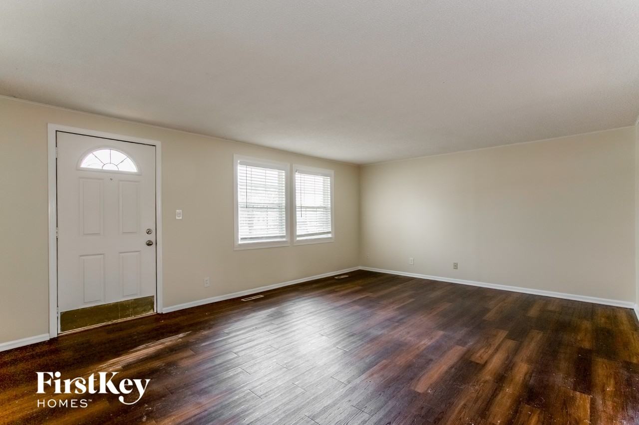 728 Jackson Ave - Photo 6 of 15