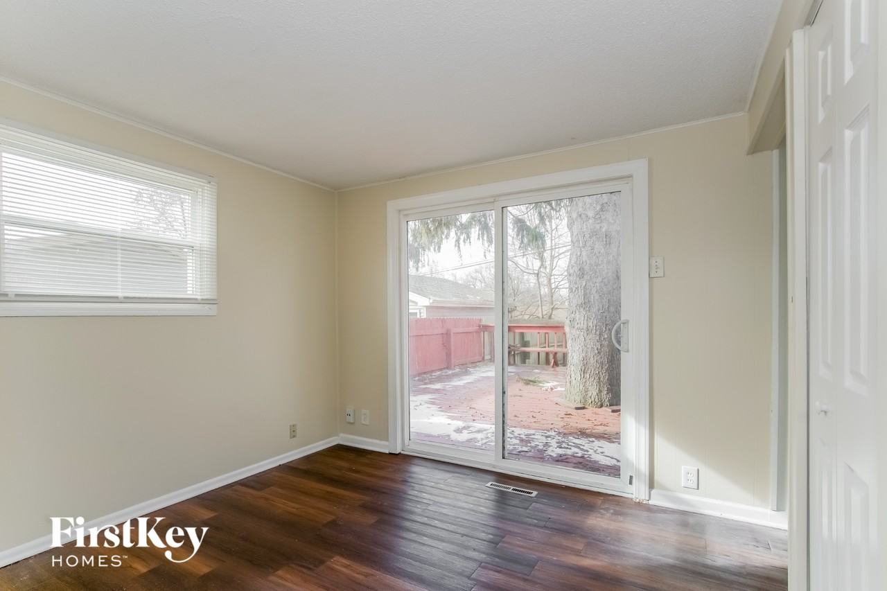 728 Jackson Ave - Photo 7 of 15