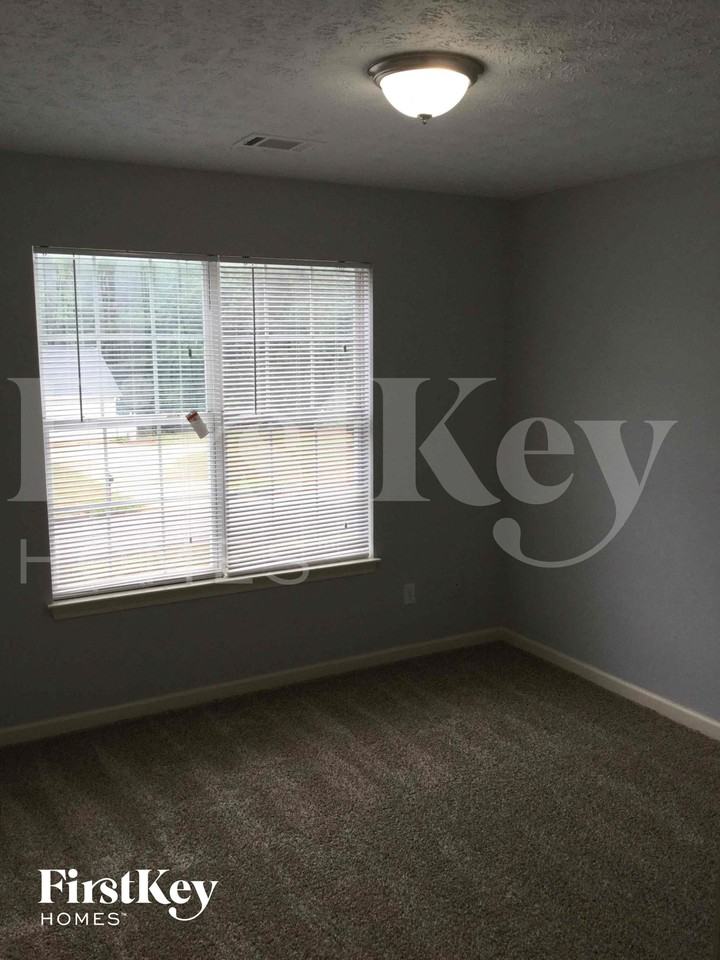 715 Grove Pointe Cir - Photo 4 of 9