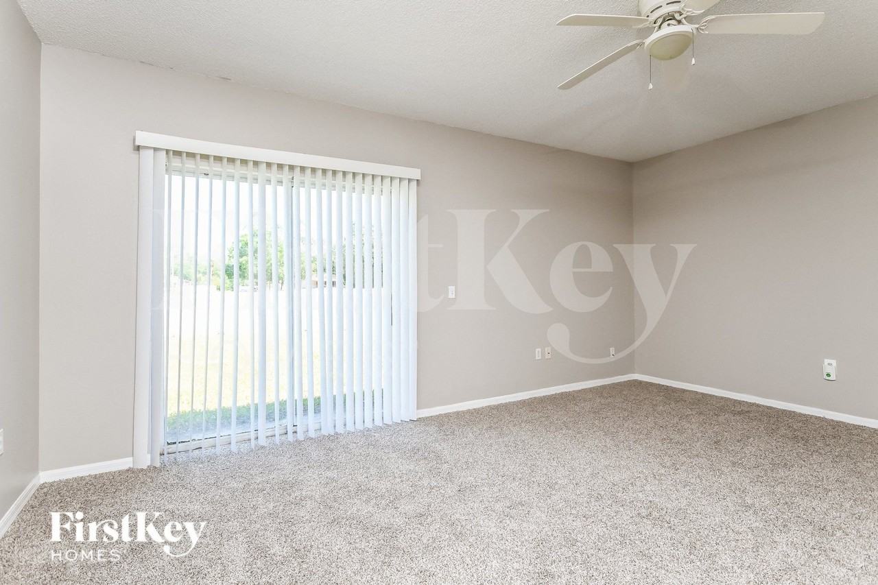 702 Cotulla Dr - Photo 4 of 16