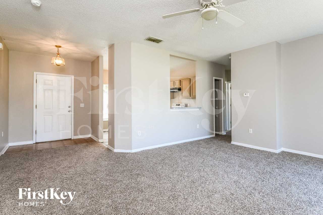 702 Cotulla Dr - Photo 5 of 16