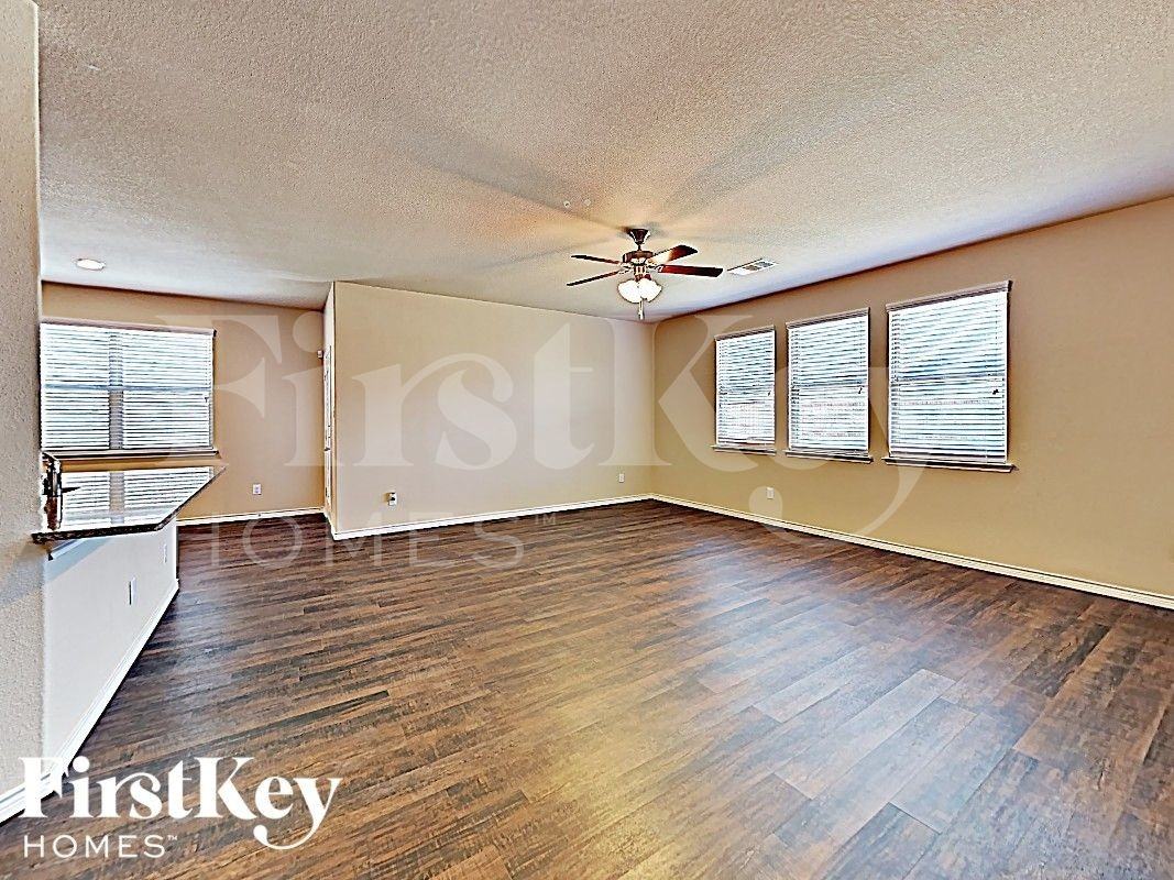 561 Jamestown Ln - Photo 3 of 17