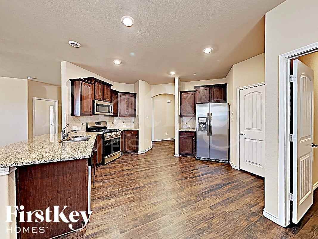 561 Jamestown Ln - Photo 4 of 17