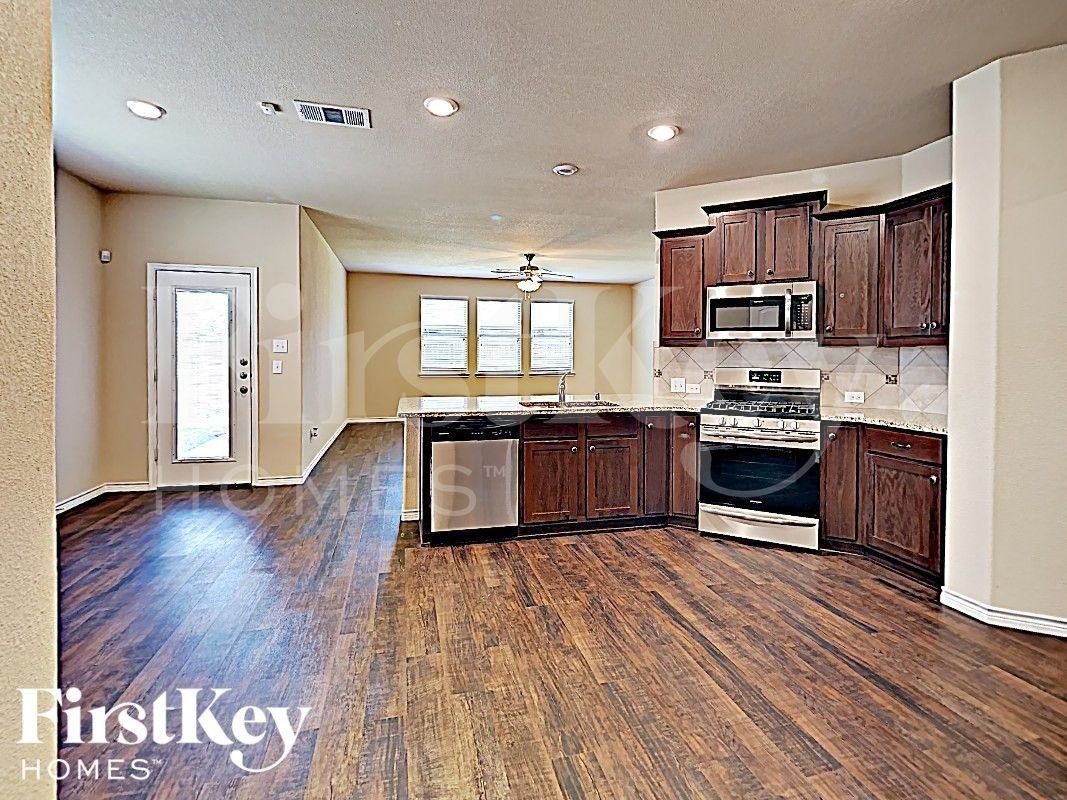 561 Jamestown Ln - Photo 5 of 17