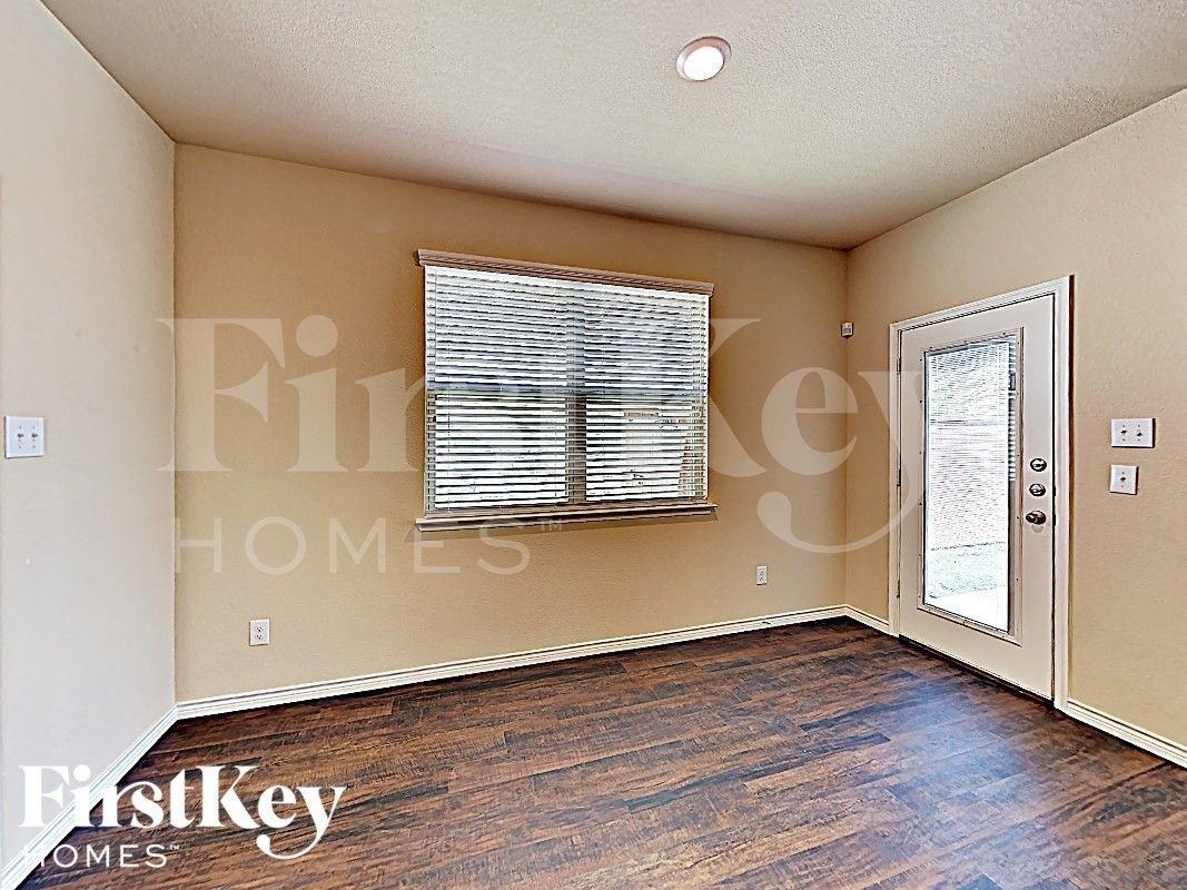 561 Jamestown Ln - Photo 6 of 17