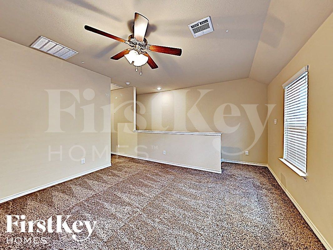 561 Jamestown Ln - Photo 7 of 17