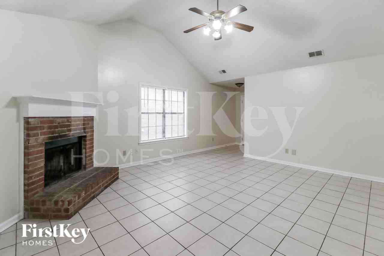 4458 Shadow Creek St - Photo 4 of 15