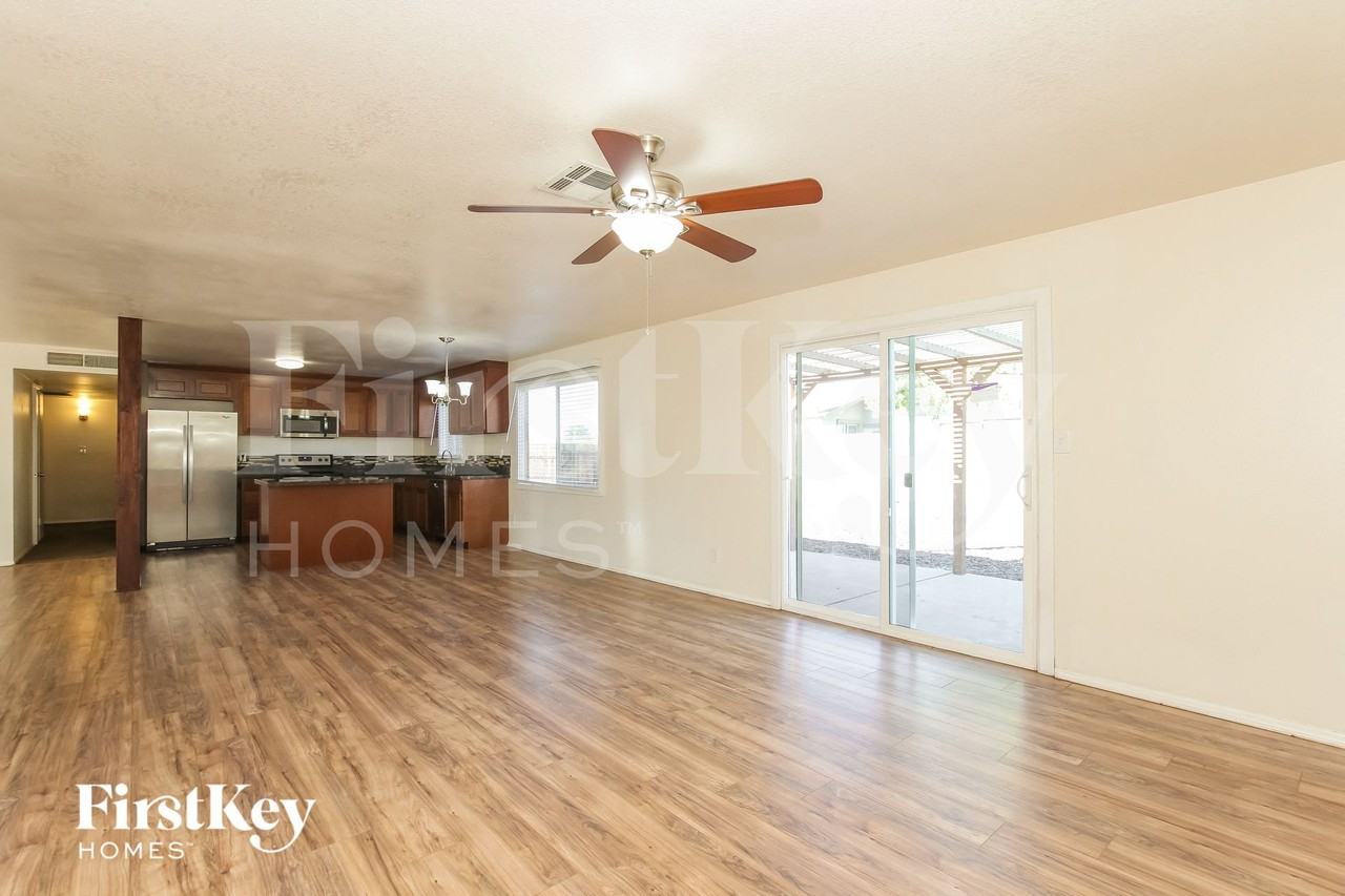 3502 E Greenway Ln - Photo 2 of 15