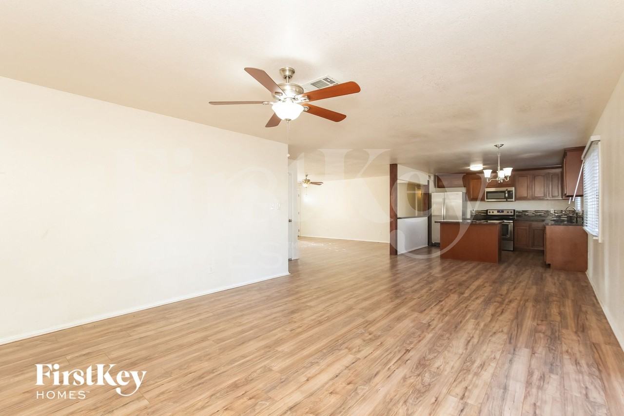 3502 E Greenway Ln - Photo 3 of 15