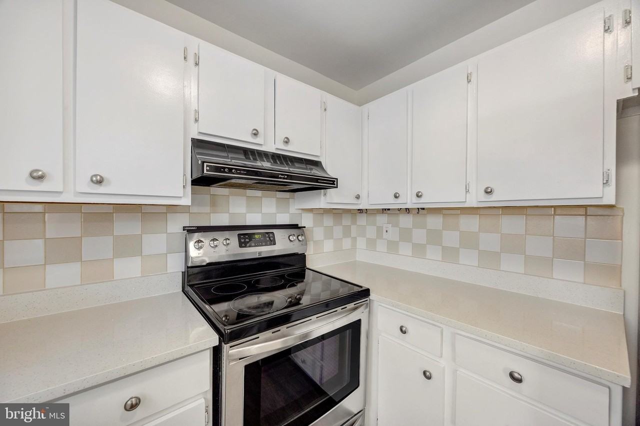 7662 Sherlock Ct - Photo 3 of 32