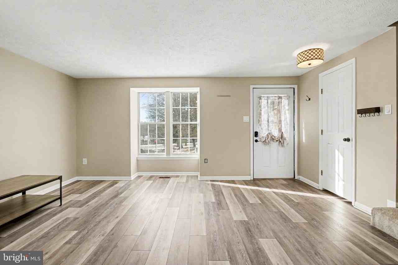 1713 Chesterfield Sq - Photo 4 of 42