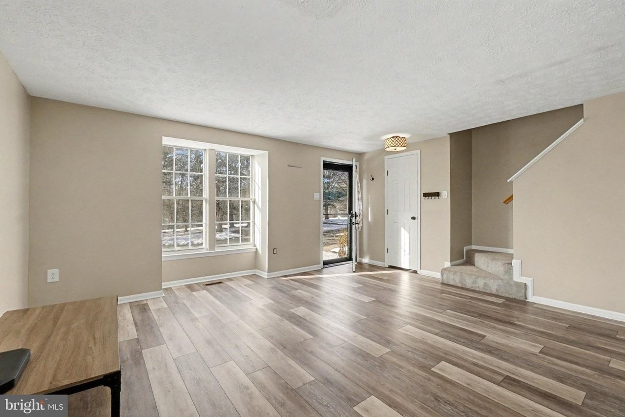 1713 Chesterfield Sq - Photo 5 of 42