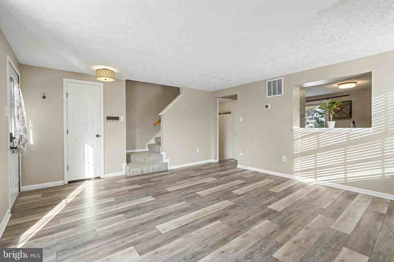 1713 Chesterfield Sq - Photo 6 of 42