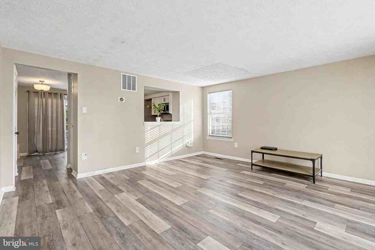 1713 Chesterfield Sq - Photo 7 of 42