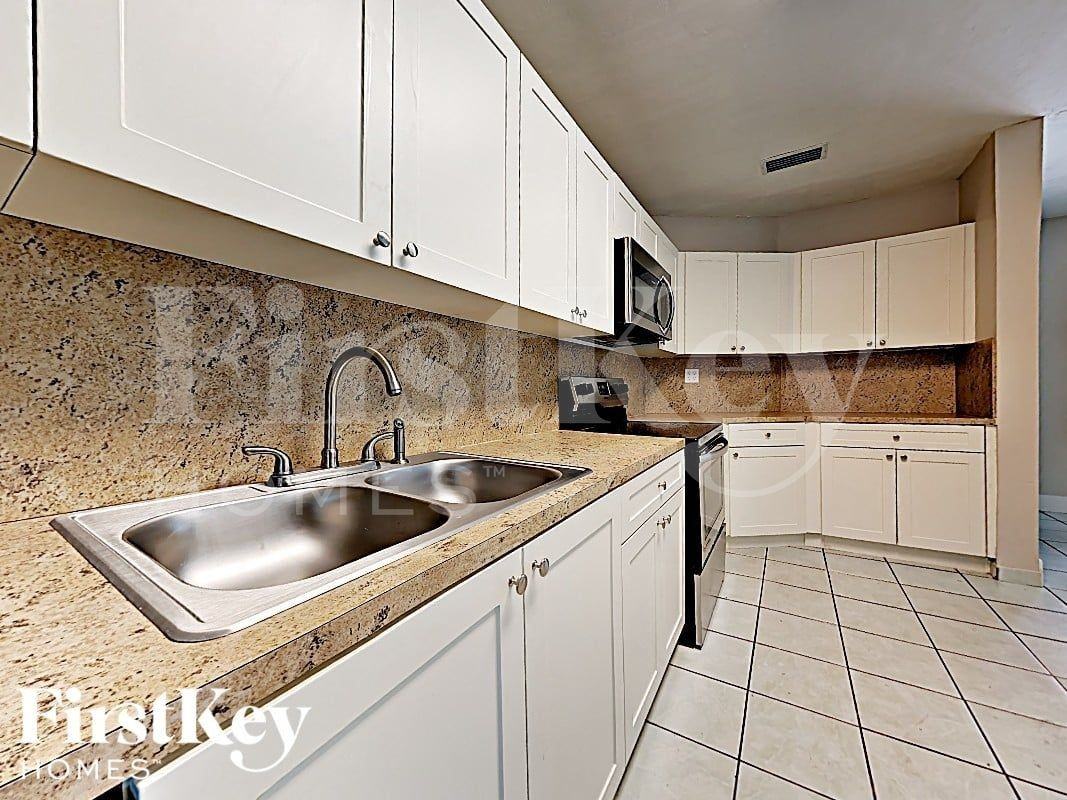 1315 Nestreet - Photo 4 of 17