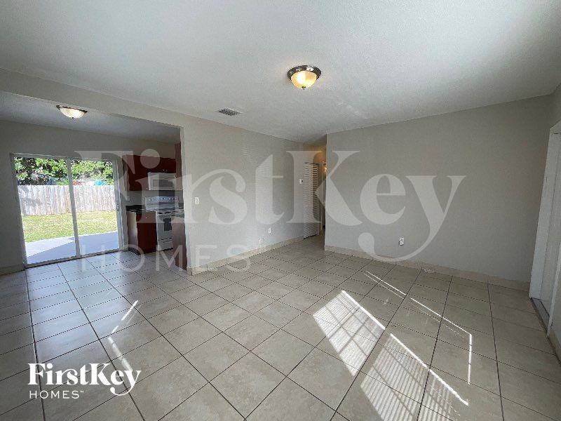 1231 Ne 214th St - Photo 5 of 13