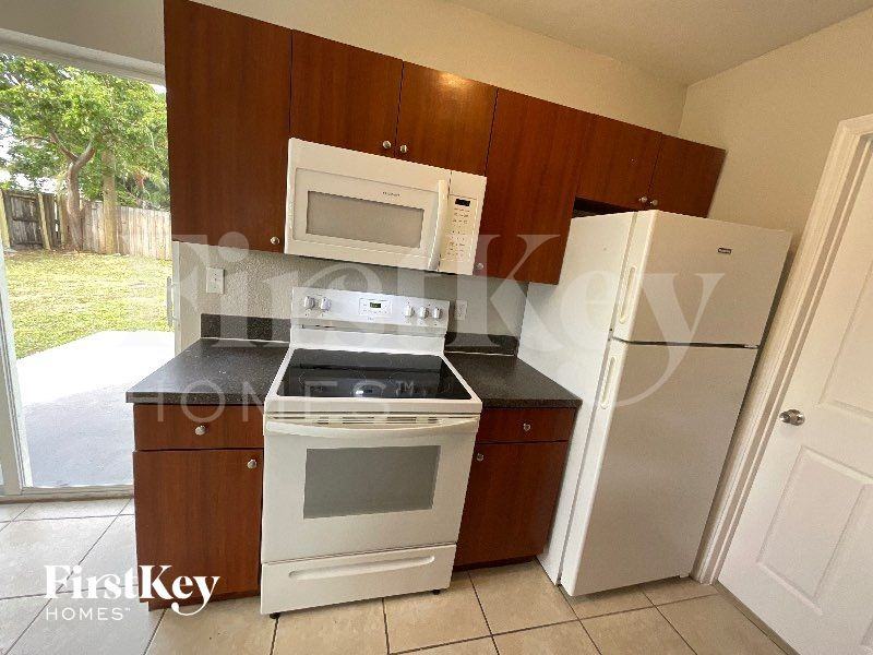 1231 Ne 214th St - Photo 6 of 13