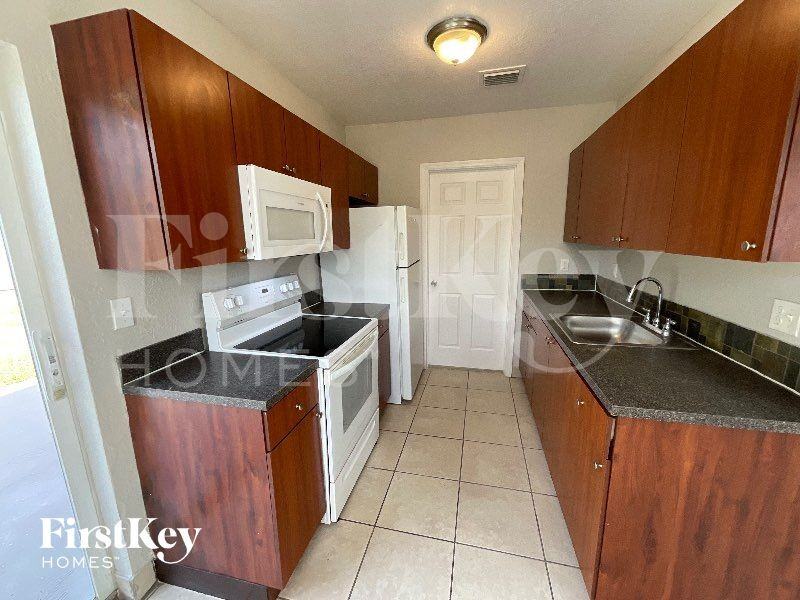 1231 Ne 214th St - Photo 7 of 13