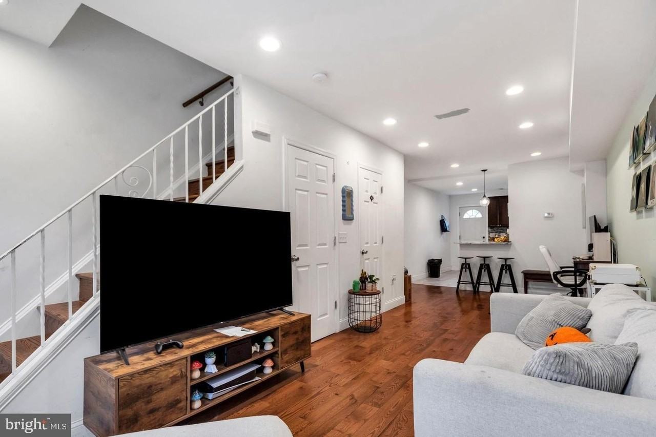 1833 E Albert St - Photo 3 of 13