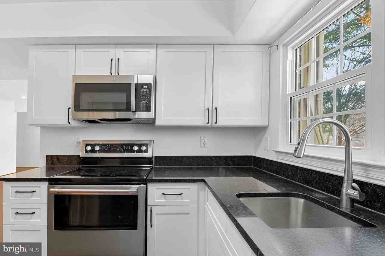 7753 Inversham Dr Apt 228 #228 - Photo 4 of 36