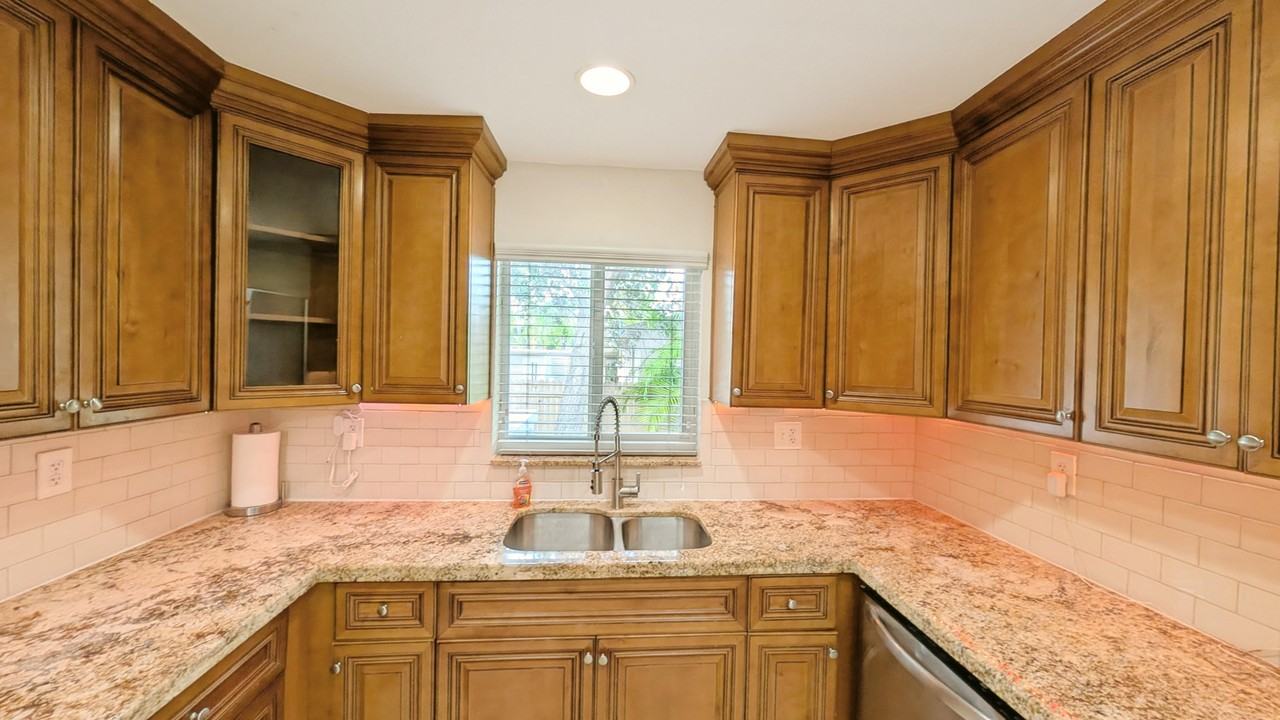 Ne 35th St - Photo 5 of 11