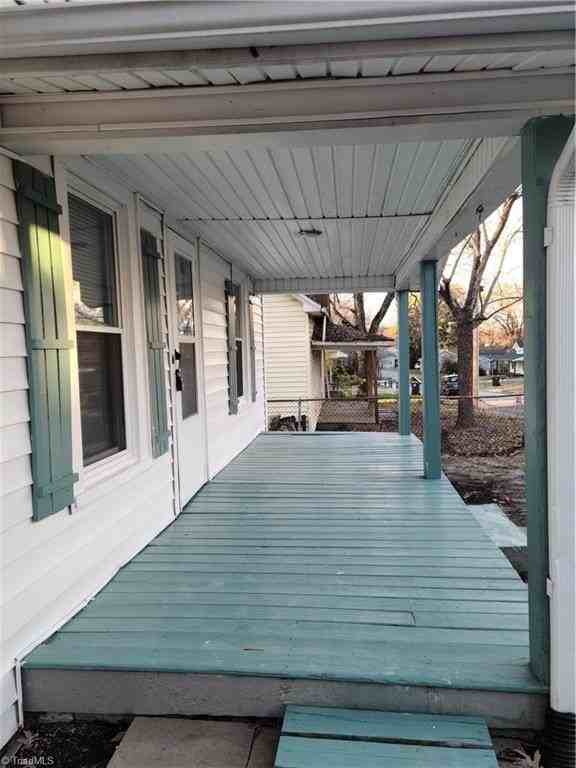 318 Woodlawn St - Photo 3 of 16