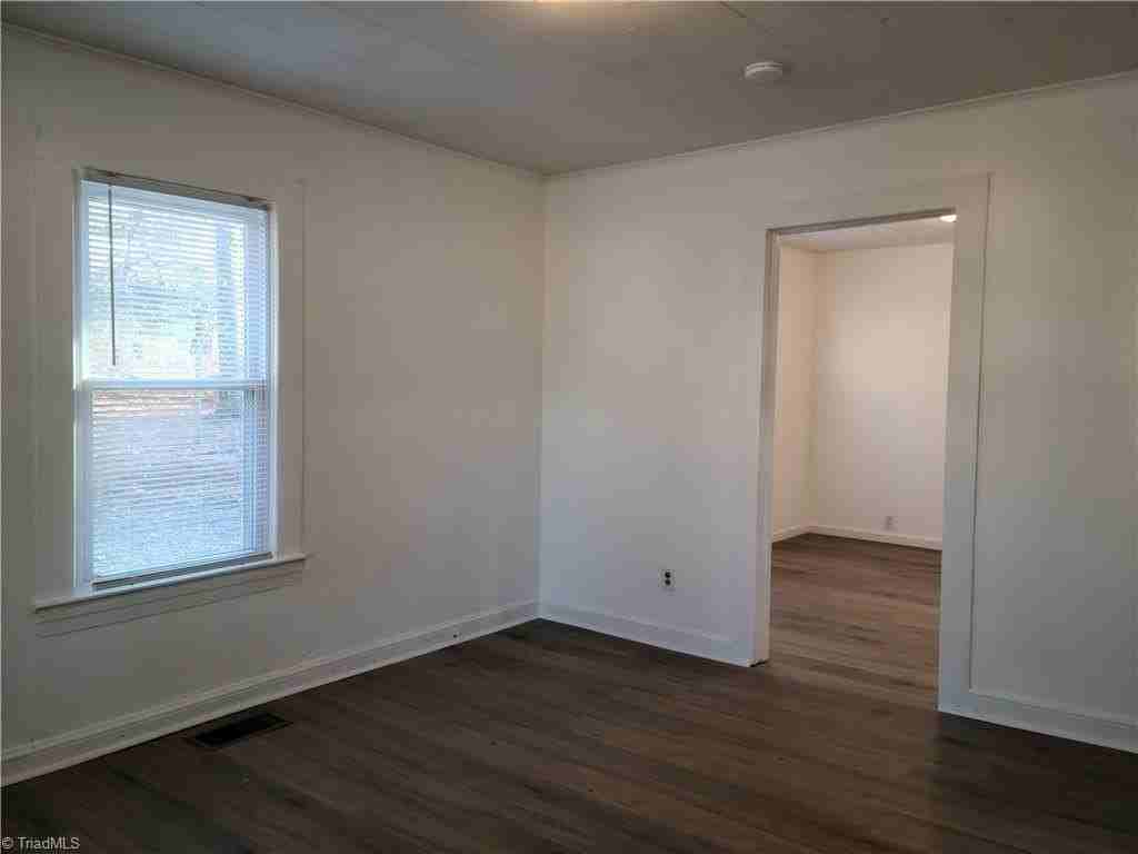 318 Woodlawn St - Photo 4 of 16