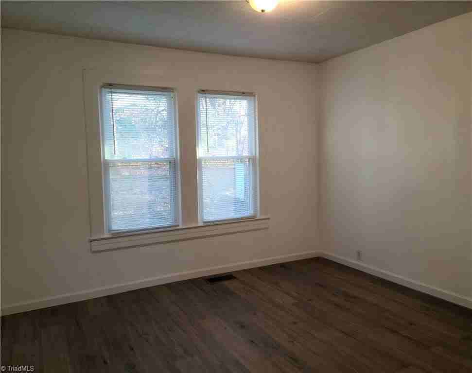 318 Woodlawn St - Photo 5 of 16