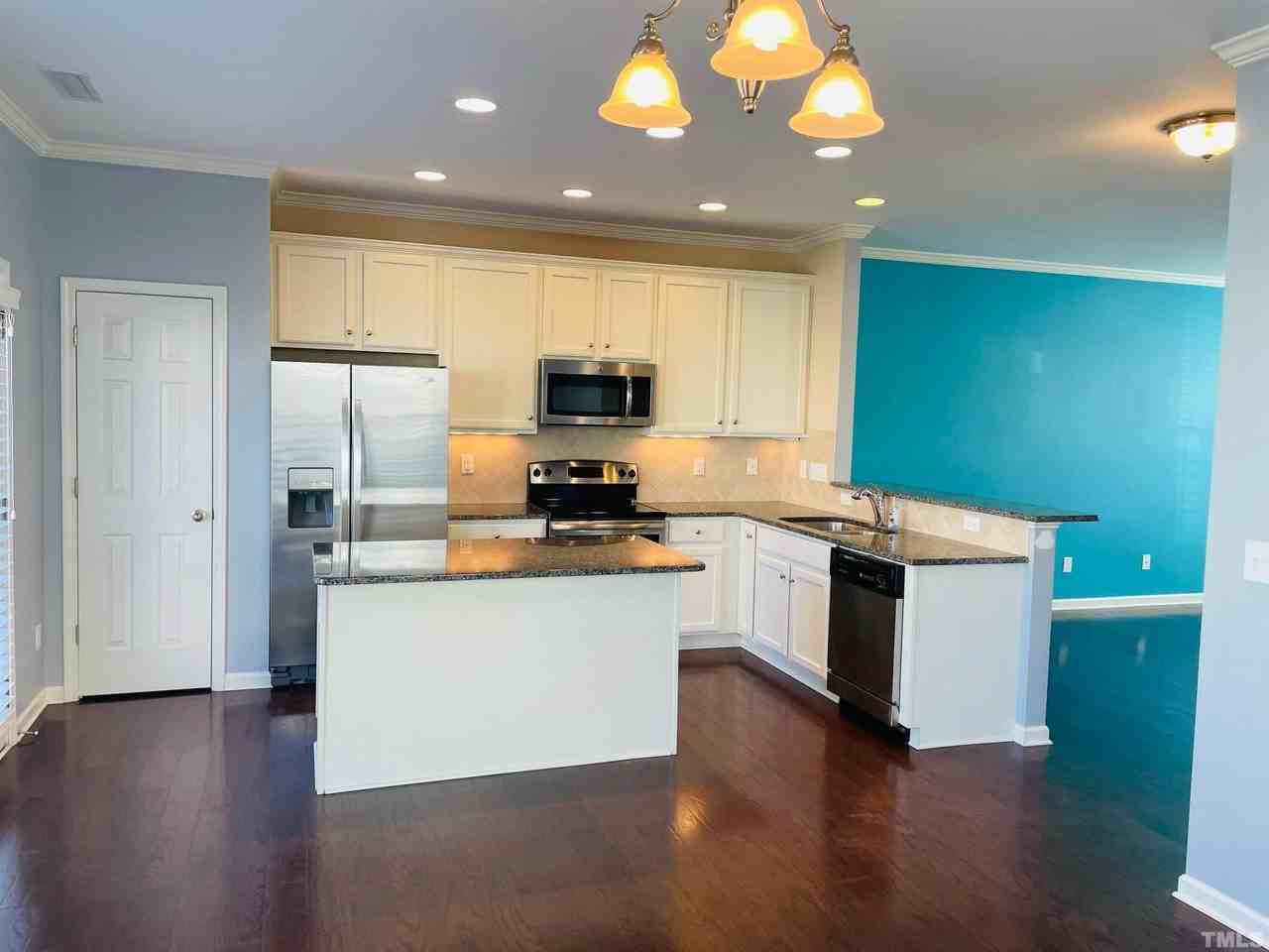 408 Provincial St - Photo 5 of 15