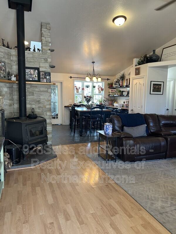 81 Seneca Dr - Photo 4 of 7