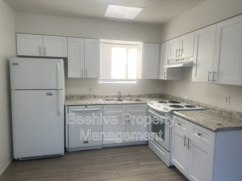 539 1/2 E 2nd Ave #1 - Photo 2 of 7