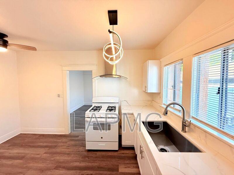 1910 Daly St - Photo 4 of 22