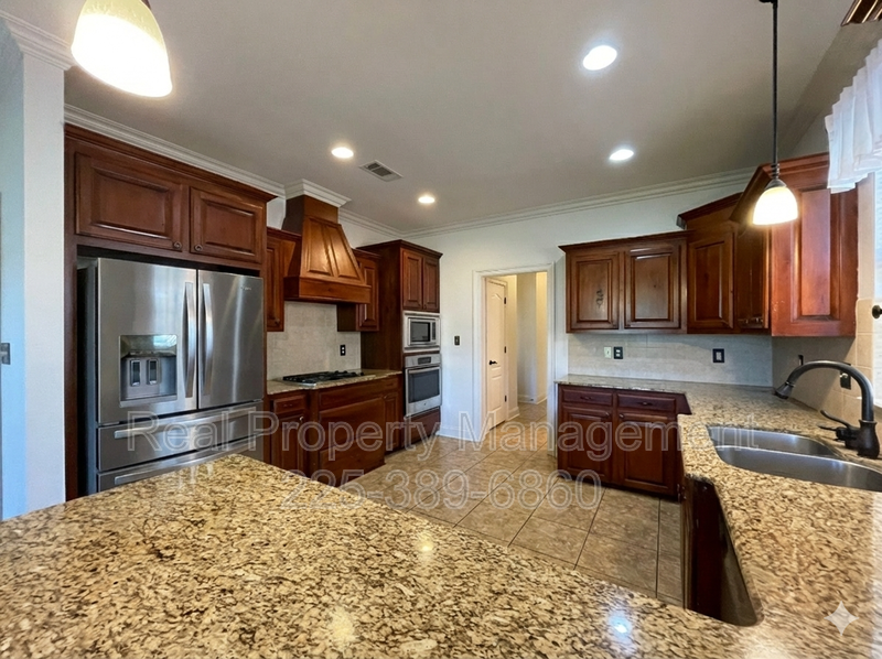 917 Fairwinds Ave - Photo 2 of 15