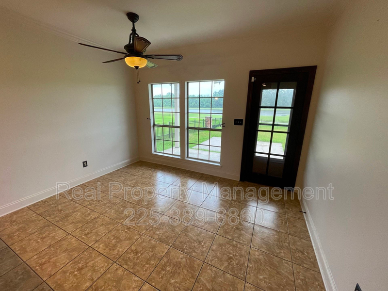 917 Fairwinds Ave - Photo 3 of 15