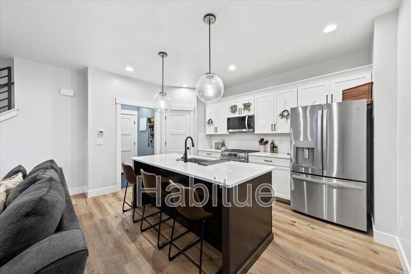 917 E Bissett St - Photo 2 of 49