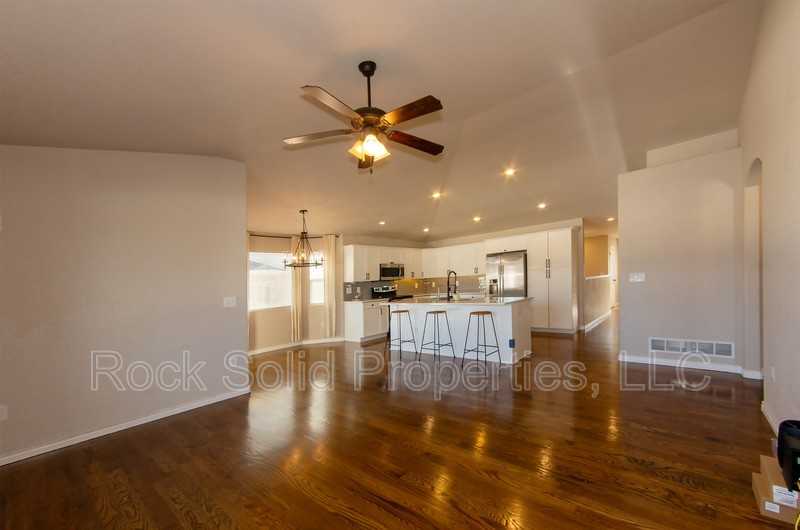 3618 Woodhaven Dr - Photo 4 of 35