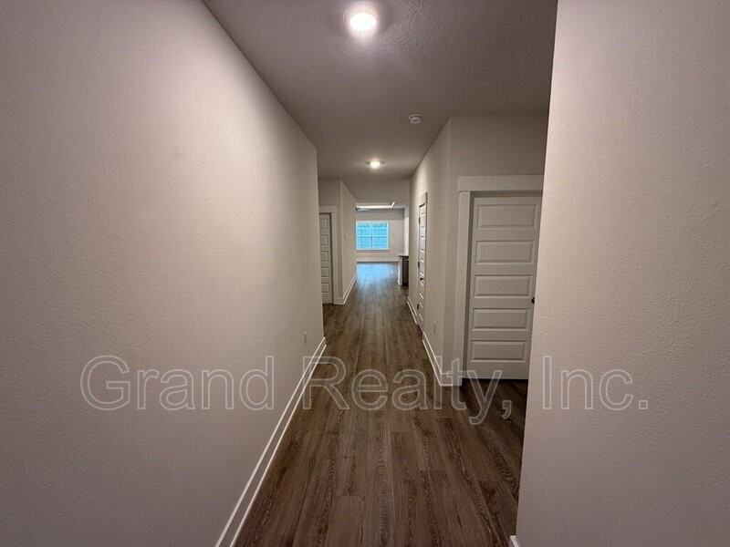 5749 Danbury Blvd - Photo 4 of 27