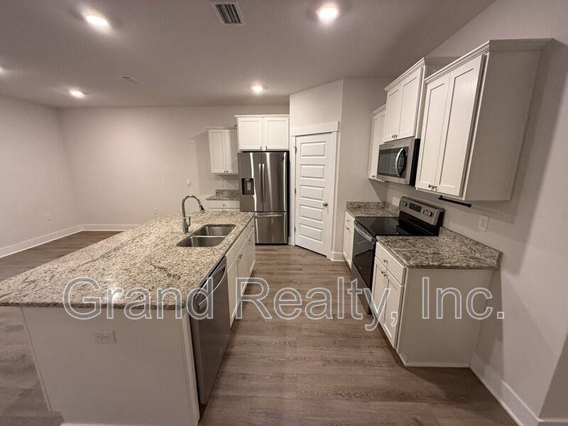 5749 Danbury Blvd - Photo 7 of 27