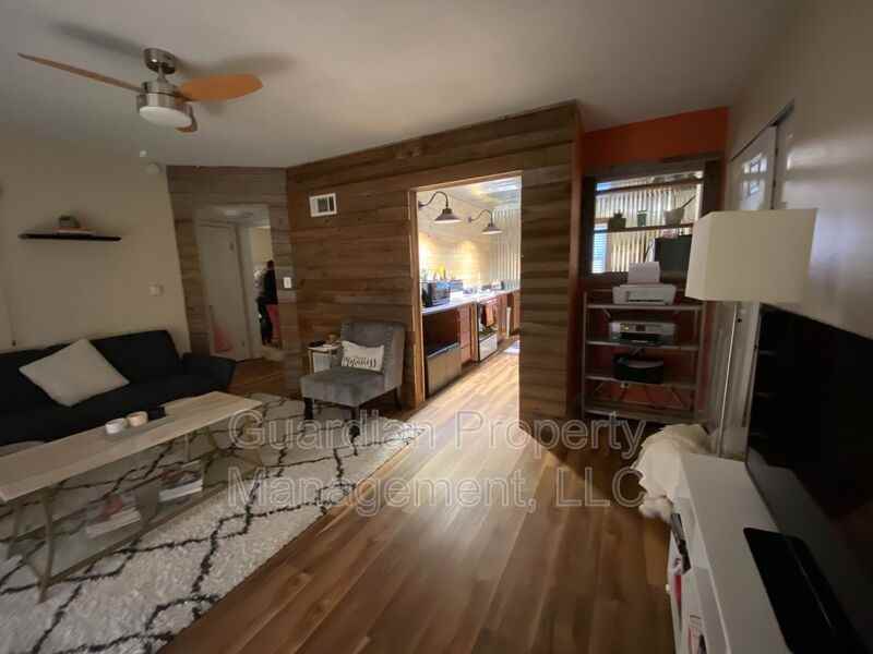 519 W 8th St - Photo 4 of 9