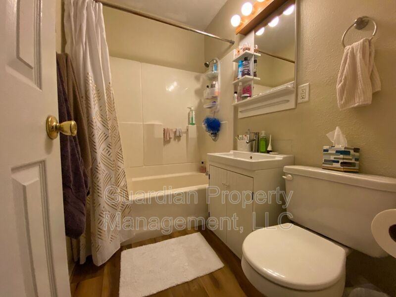 519 W 8th St - Photo 5 of 9