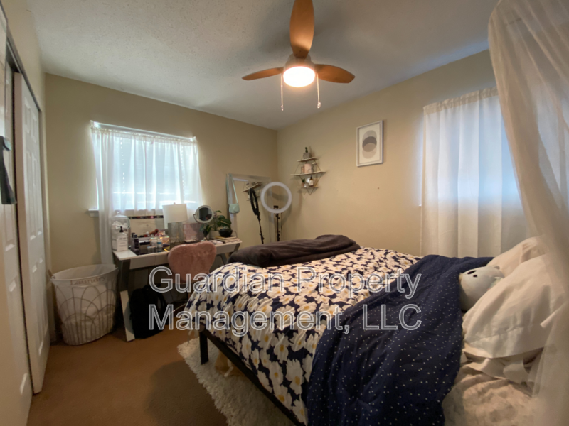 519 W 8th St - Photo 6 of 9