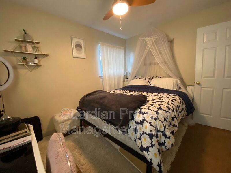 519 W 8th St - Photo 7 of 9