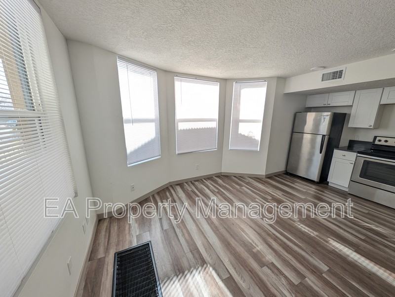 725 Edith Blvd Se #B - Photo 3 of 12