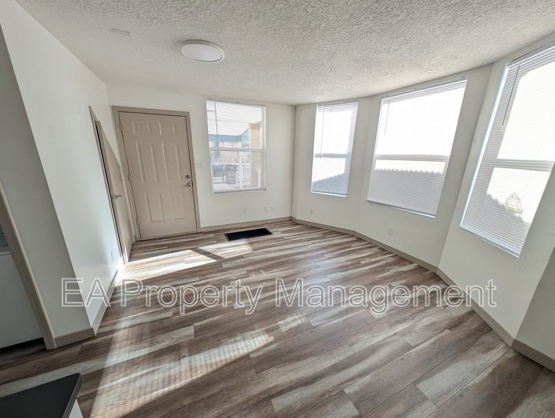 725 Edith Blvd Se #B - Photo 4 of 12