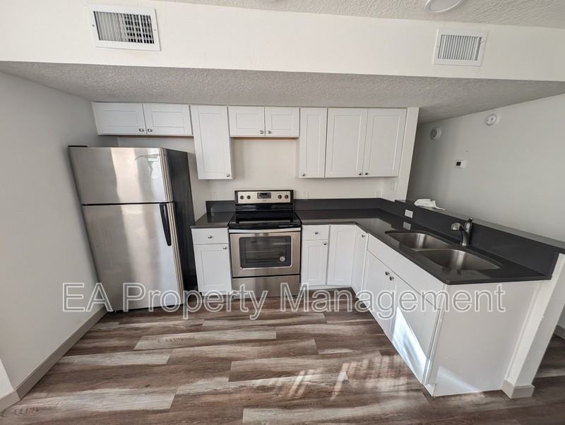 725 Edith Blvd Se #B - Photo 5 of 12