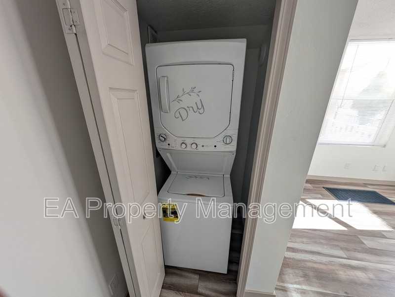 725 Edith Blvd Se #B - Photo 6 of 12