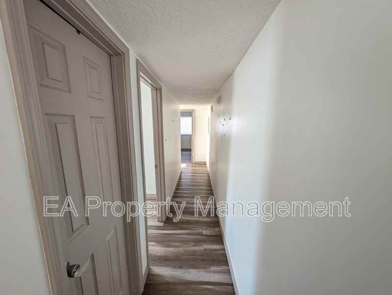725 Edith Blvd Se #B - Photo 7 of 12