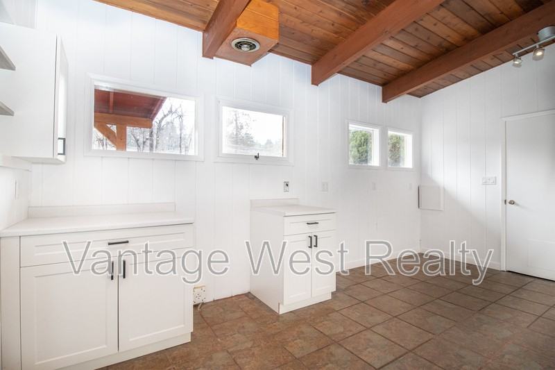 4902 Lakeshore Rd - Photo 3 of 28