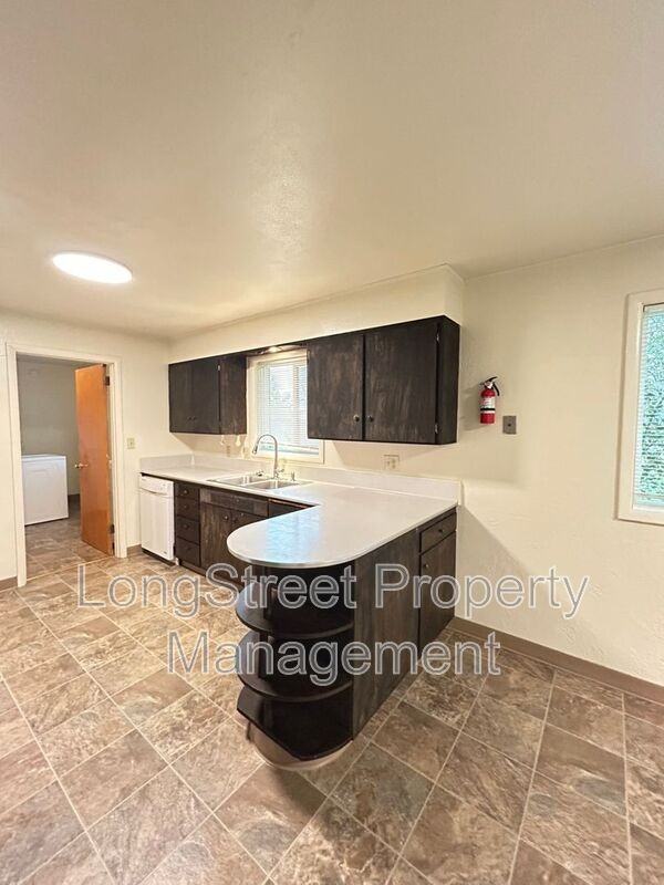 1930 Nw Kings Blvd - Photo 3 of 28