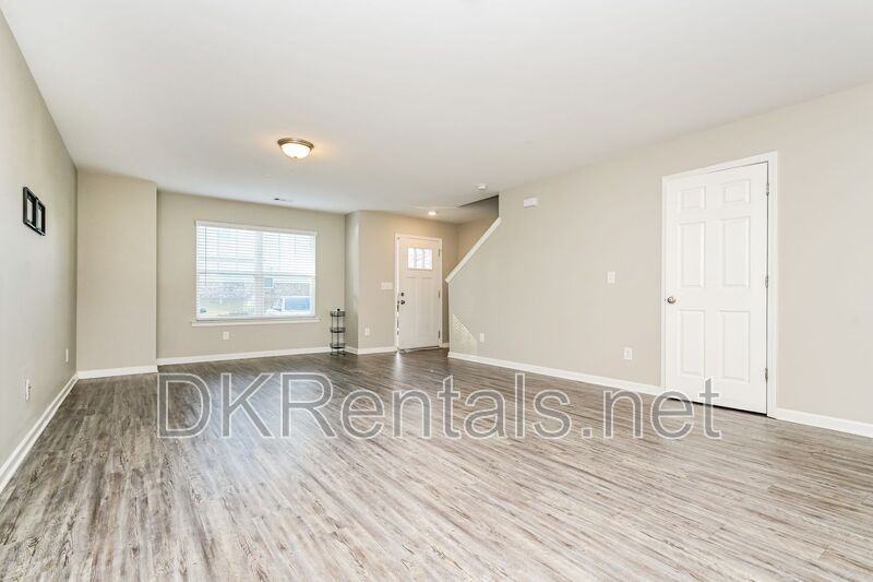 402 Whippet St - Photo 2 of 15